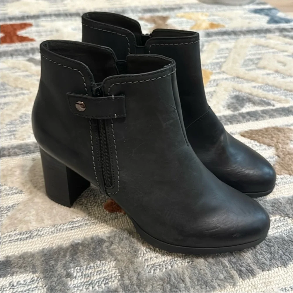 Clarks Bayla Glow Black Leather Ankle Bootie Block Heel